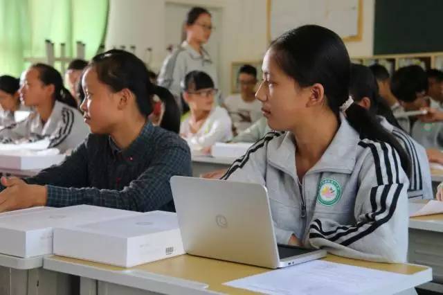 贵州省盘县第一中学智慧教育改革成果亮相第七届世界智慧教育高峰论坛
