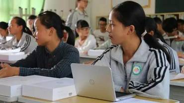 贵州省盘县第一中学智慧教育改革成果亮相第七届世界智慧教育高峰论坛