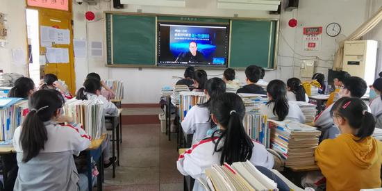 广安学生在班级大屏上观看直播